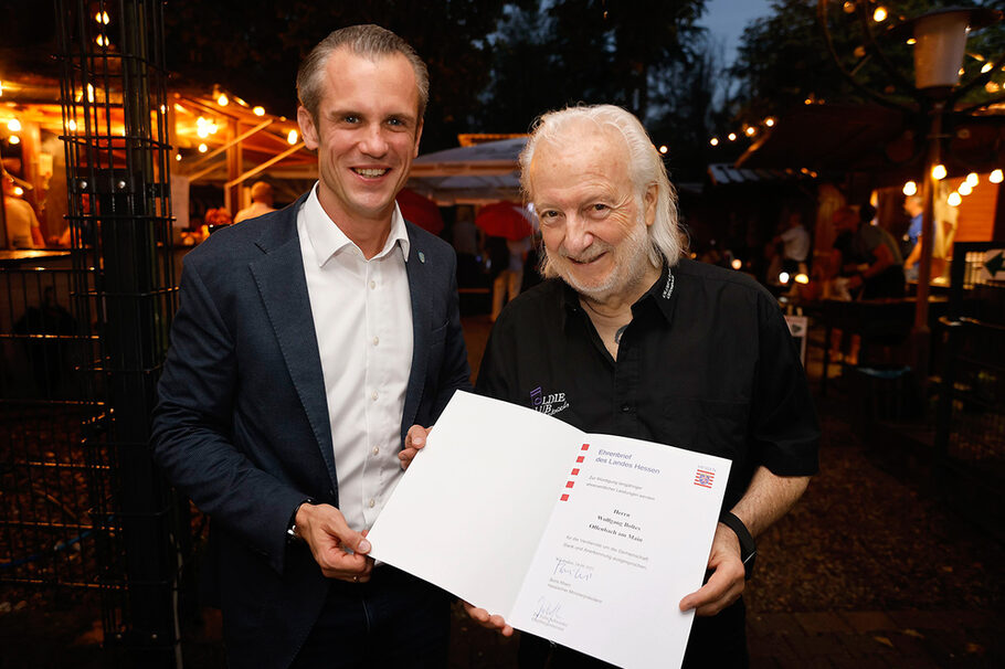 Oberbürgermeister Dr. Felix Schwenke übergab den Ehrenbrief des Landes Hessen an Wolfgang Boltes