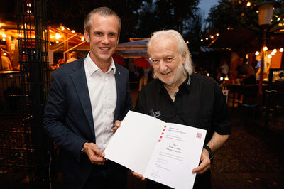 Oberbürgermeister Dr. Felix Schwenke übergab den Ehrenbrief des Landes Hessen an Wolfgang Boltes.