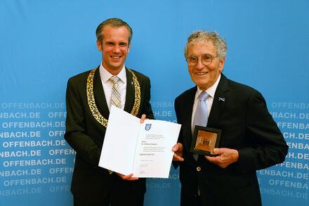 Wolfgang Kappus (rechts) und Oberbürgermeister Felix Schwenke halten nach der Vergabe der Ehrenplakette der Stadt eine Urkunde.