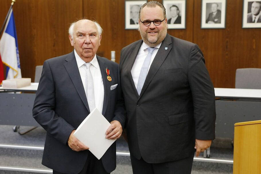 Bürgermeister Peter Freier (rechts im Bild) mit Anton Fröhlich.