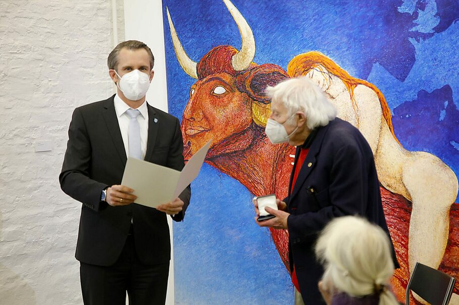 Dr. Schwenke und Bernd Rosenheim, im Hintergrund ein Bild des Künstlers