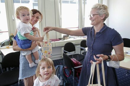 Bürgermeisterin Sabine Groß überreicht Geschenke an die Kinder.