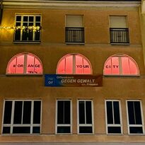 Beleuchtete Fenster der pro familia Offenbach