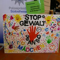 Plakat Stopp Gewalt der Mädchen aus dem KJK Sandgasse