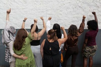 Frauen recken ihre Arme in die Luft