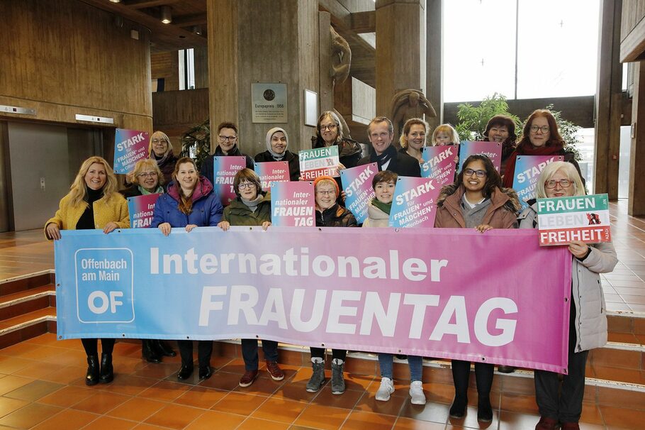 Gruppenfoto mit OB Schwenke, Stadträtin Marx, Frauen- und Gleichstellungsbeauftragte Halwachs sowie Mitglieder der Gleichstellungskommission.