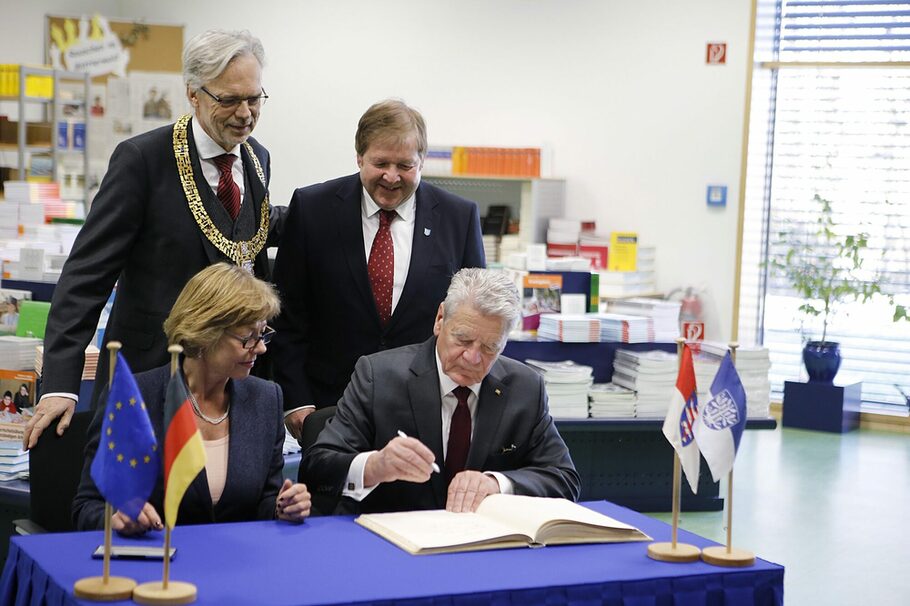 Gauck trägt sich ins goldene Buch der Stadt ein