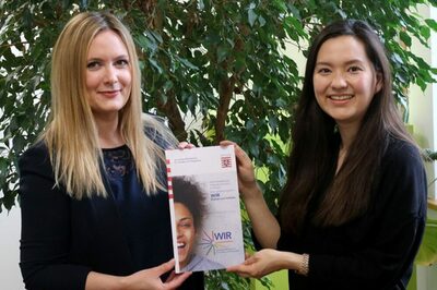 Die WIR-Koordinatorinnen Simone Lechner und Pia Tassler mit der Broschüre.
