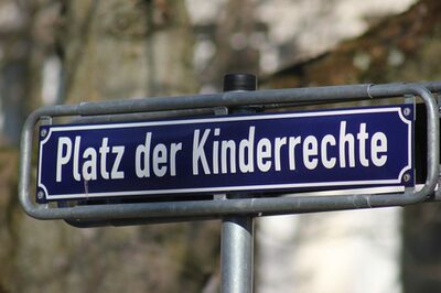 Straßenschild, auf dem "Platz der Kinderrechte" steht.