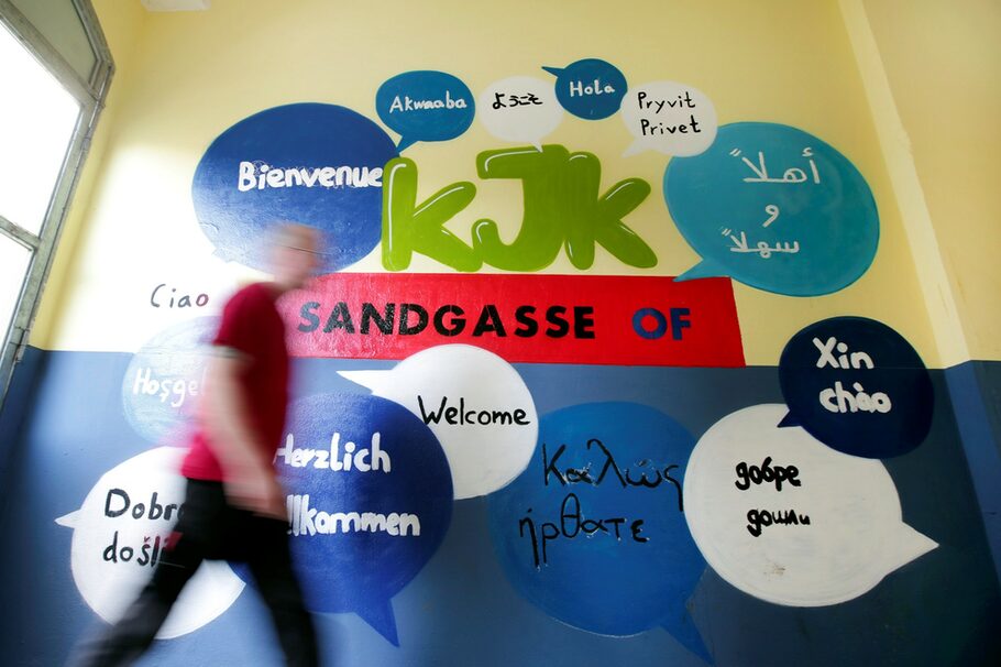 Flur KJK Sandgasse mit dem Wort Willkommen in verschiedenen Sprachen.