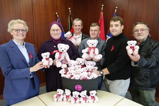 Gruppenfoto mit sechs Personen, Bürgermeisterin, Oberbürgermeister und vier Personen der Aids-Hilfe, alle haben einen Teddy in der Hand. Vor ihnen ist ein Korb voller Teddys.
