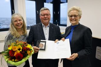 Rainer Mark mit der Bronzemedaille und dem Ehrenbrief, links seine Frau und rechts Sabine Groß.