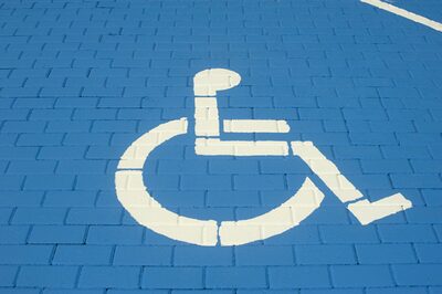 Zeichen Rollstuhl auf dem Boden