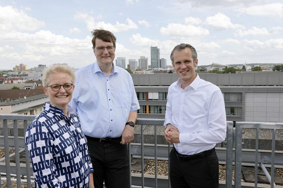 Gruppenfoto mit Bürgermeisterin Sabine Groß, DWD-Präsident Professor Dr. Adrian und Oberbürgermeister Dr. Felix Schwenke.