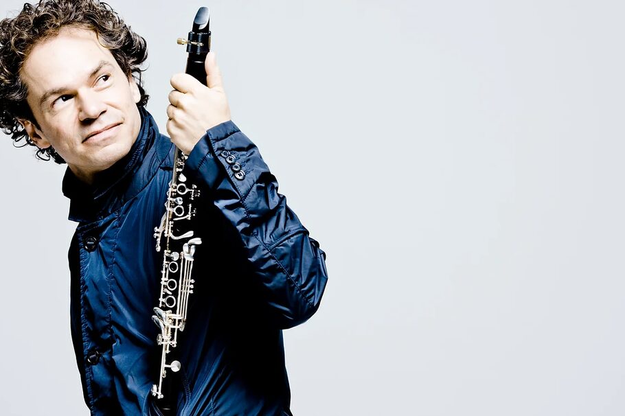 Der Klarinettist Fabio Di Casola hält seine Klarinette.