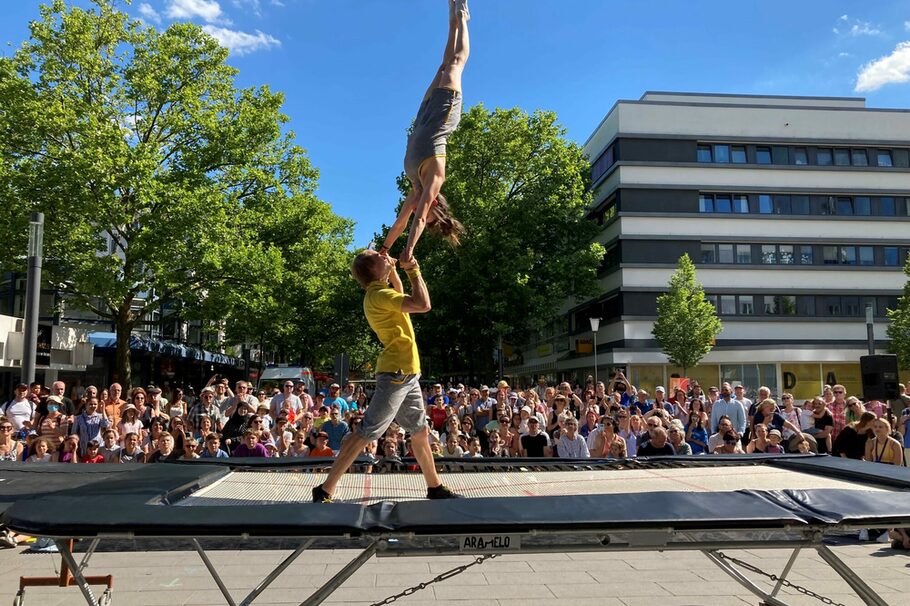 Akrobaten vor einer Menschenmenge in der Innenstadt
