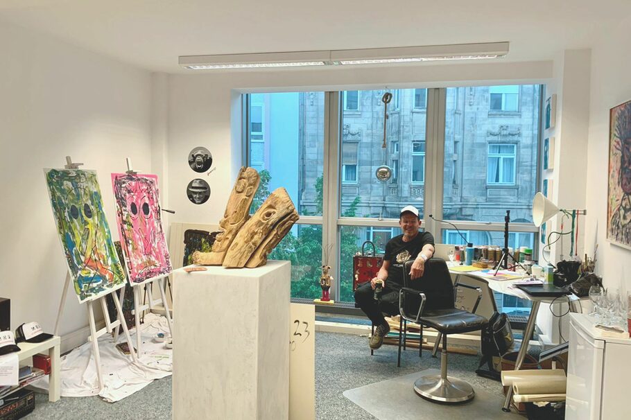 Der Künstler Eric Schrade sitzt in seinem Atelier