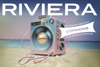 Das Bild zeigt eine Musikbox am Strand mit dem Schriftzug Riviera Commons.