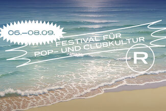 Ein KI-generierter Strand mit Infos zum Riviera Festival.