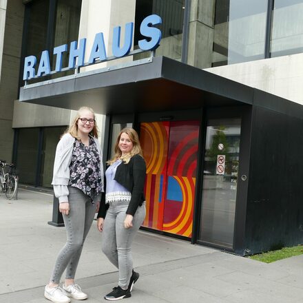 Die Auszubildenden Leoni und Katarina vor dem Offenbacher Rathaus.