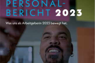 Grafik mit einem lächelndem Mann und dem Text "Offenbach - offenbar im Wandel: Der Personalbericht 2023.