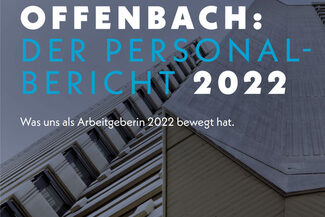 Auf einem Foto, auf dem abgedunkelt ein Hochhaus zu sehen ist, steht: Offenbach, der Personalbericht 2022, was uns als Arbeitgeberin bewegt hat.