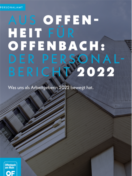 Auf einem Foto, auf dem abgedunkelt ein Hochhaus zu sehen ist, steht: Personalamt, Aus Offenheit für Offenbach, der Personalbericht 2022, was uns als Arbeitgeberin bewegt hat.