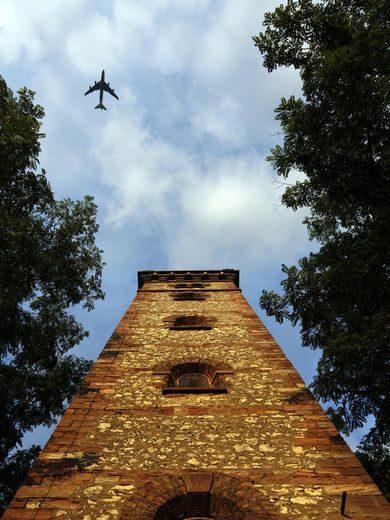 Turm und Flugzeug
