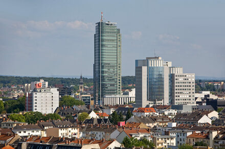 Blick auf die Innenstadt von Offenbach mit dem City Tower und dem Haus der Wirtschaft.