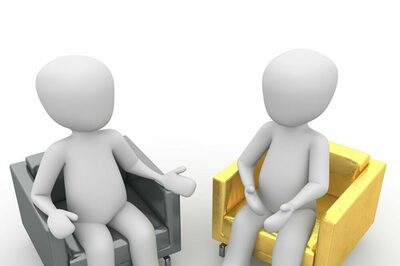 Illustration von zwei Menschen, die in Sesseln sitzen und sich unterhalten.
