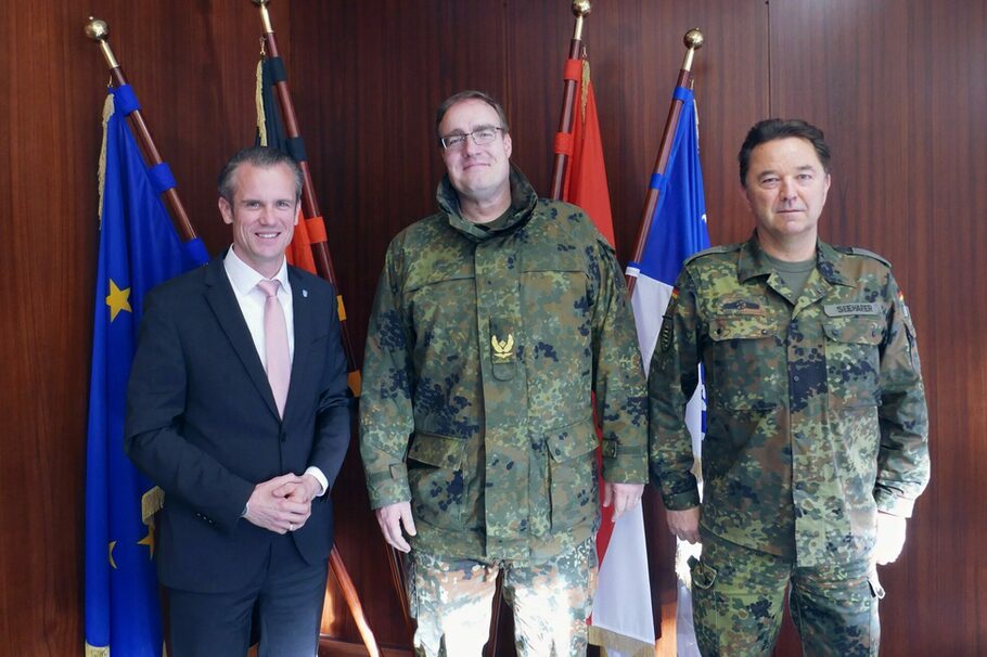 Der OB mit zwei Männern in Camouflage-Kleidung