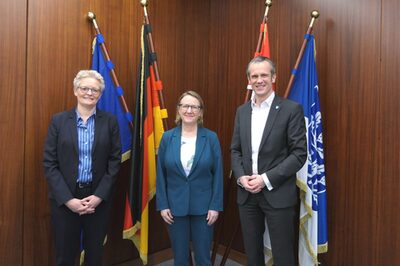 Gruppenbild mit Bürgermeisterin Sabine Groß, DWD-Präsidentin Professor Dr. Sarah C. Jones und Oberbürgermeister Dr. Felix Schwenke.