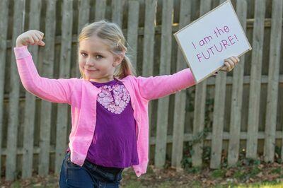 Mädchen mit einem Schild "Ich bin die Zukunft"