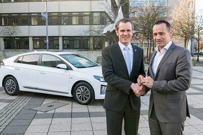 Oberbürgermeister Schwenke mit Hyundai-Geschäftsführer Jürgen Keller
