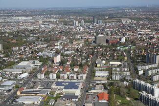 Luftbild von den Stadtteilen Lauterborn und Musikerviertel in Richtung Offenbach Zentrum.