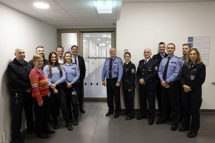 OB Schwenke mit den den Beamtinnen und Beamten im Polizeipräsidium.