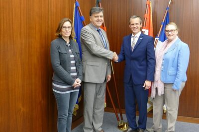 Gruppenfoto mit dem argentinischen Botschafter und Oberbürgermeister