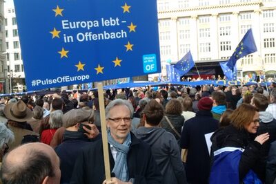 Oberbürgermeister Horst Schneider mit Europa-Plakat
