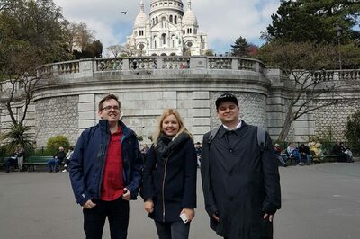 Gruppenfoto vor der Basilika Sacré-Coeur in Paris
