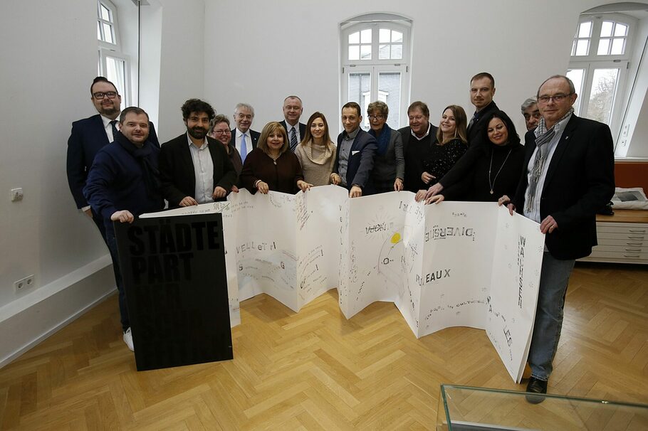 Gruppenfoto mit Vertretern der Partnerschaftsstädte Offenbachs