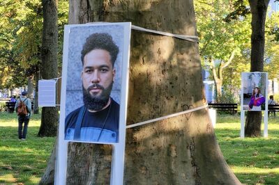 Porträtfotos auf Plakatständer, die an Bäumen festgemacht sind