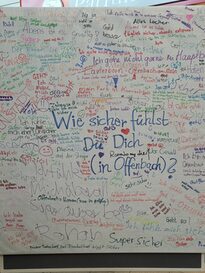 Transparent auf dem ganz viele Menschen geschrieben haben, wie sicher sie sich in Offenbach fühlen.
