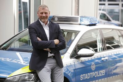 Peter Weigand vor einem Wagen der Stadtpolizei.