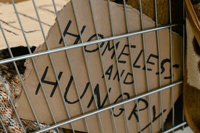 Einkausfwagen mit Schild in englischer sprache homeless and hungry (obdachlos und hungrig)