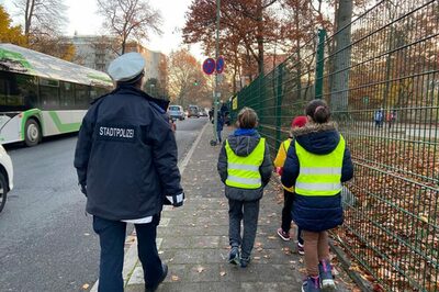 Kinder gehen mit der Stadtpolizei auf Streife.