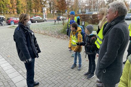 Kinder stehen mit den Erwachsenen vor der Beethovenschule.