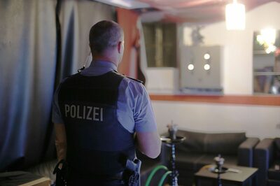 Ein Polizist steht während einer Kontrolle in einer Shisha-Bar in Offenbach.