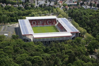 Luftbild vom Fußball-Stadion mit dem Schriftzug OFC auf der Tribüne in Offenbach.