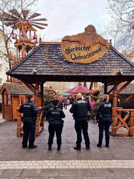 Vier Stadtpolizisten stehen am Eingang zum Offenbacher Weihnachtsmarkt.