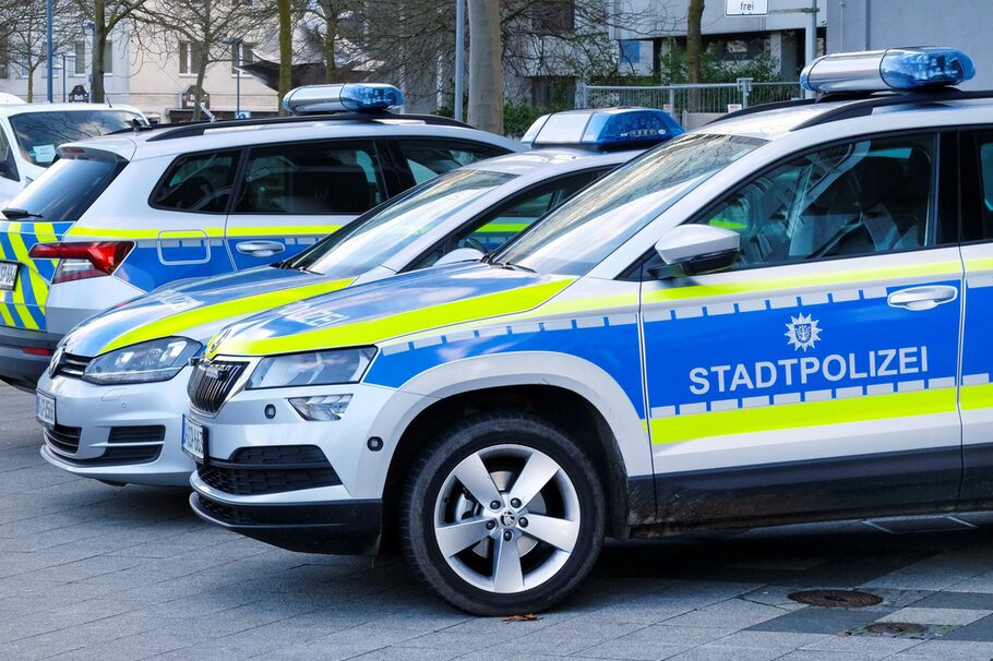 Autos der Stadtpolizei stehen in der Innenstadt von Offenbach.